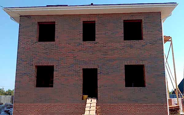 Коробка из керамического кирпича площадью 280 кв.м Коробка из керамического кирпича площадью 280 кв.м